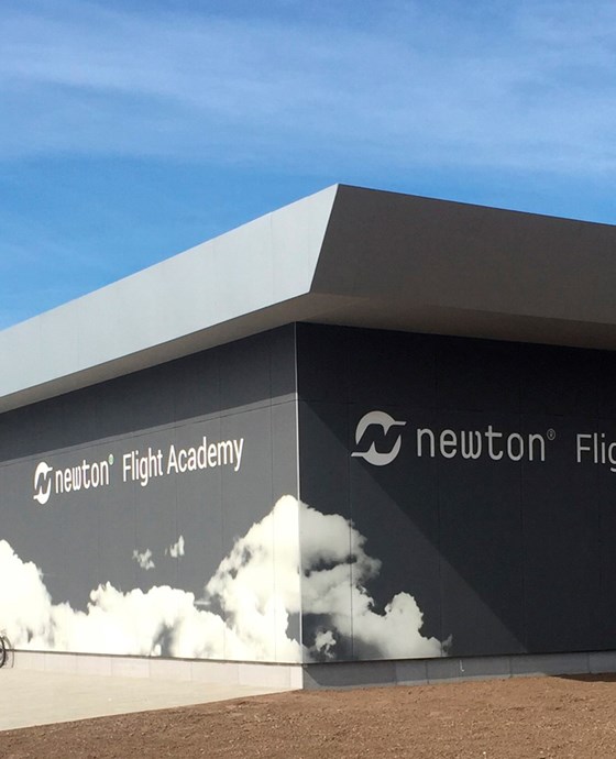 Newton Flight Academy i Bodø blev åbnet den 17. juni. Bygningen er beklædt med STENI Vision med luftfartsillustrationer.